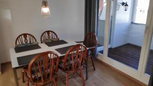 jadalnia ze stołem i krzesłami oraz balkonem w obiekcie Villa Greve - Maisonette Suite w mieście Bad Salzuflen