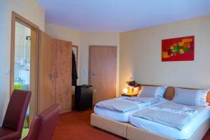 Postel nebo postele na pokoji v ubytování Hotel Landgasthof Lell
