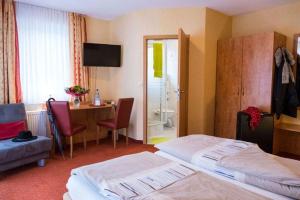 Postel nebo postele na pokoji v ubytování Hotel Landgasthof Lell + 18 fotografií