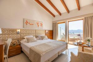 A bed or beds in a room at Hotel Miramar Mallorca