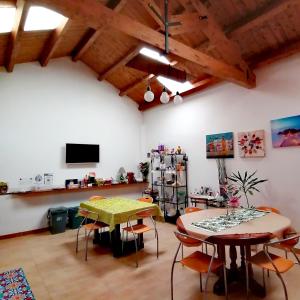 Donnaciccinatrapani في Rilievo: غرفة معيشة مع طاولتين وتلفزيون