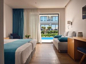 Postel nebo postele na pokoji v ubytování Cavo Orient Beach Hotel & Suites