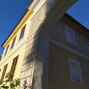 um arco na lateral de um edifício em apartmán Vallon Chéri em Nové Hrady