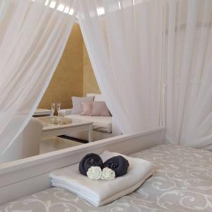um quarto com duas toalhas numa cama com um espelho em apartmán Vallon Chéri em Nové Hrady