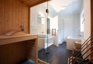 Koupelna v ubytování Chalet Resort Montafon I - Chalets & Chalet-Apartments + 169 fotografií