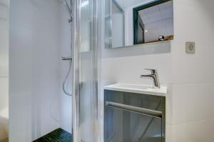 モルジヌにあるPlace Egliseのバスルーム(シャワー、シンク、鏡付)