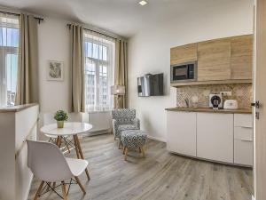 Кухня или мини-кухня в Glam Downtown Apartments
