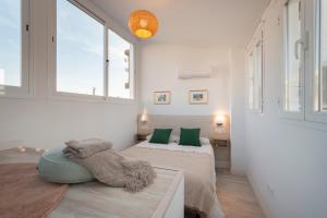 Camera bianca con letto e finestra di MOLINO CORTEZA DELUXE 6 pax a Granada