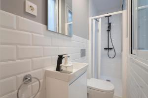 bagno bianco con servizi igienici e lavandino di MOLINO CORTEZA DELUXE 6 pax a Granada