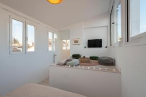 un soggiorno con pareti e finestre bianche di MOLINO CORTEZA DELUXE 6 pax a Granada