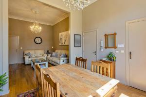 - une salle à manger et un salon avec une table en bois dans l'établissement Villa Apollo, à Blankenberge