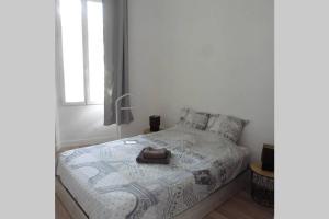 - une chambre blanche avec un lit et un sac dans l'établissement Villa Zola, à Aix-en-Provence