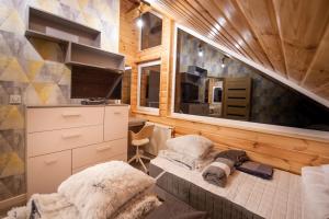 una camera da letto con scala in una casa di legno di Apartamenty Eksploris a Kudowa-Zdrój