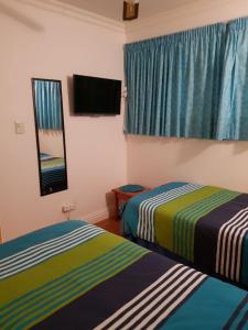 Zimmer mit 2 Betten und einem Flachbild-TV in der Unterkunft Margate, Granada 104 in Margate