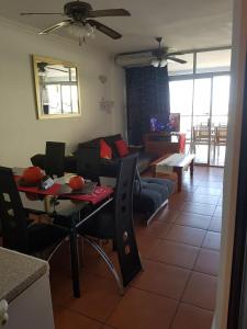 ein Wohnzimmer mit einem Tisch und einem Sofa in der Unterkunft Margate, Granada 104 in Margate
