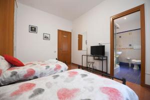 A bed or beds in a room at Suite art Pigneto