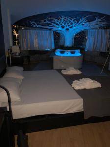 Un pat sau paturi într-o cameră la REnt room Universe