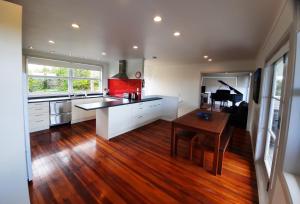 Kuchyň nebo kuchyňský kout v ubytování The Waiheke Lodge