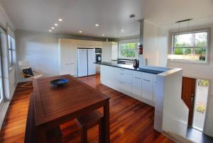 Kuchyň nebo kuchyňský kout v ubytování The Waiheke Lodge