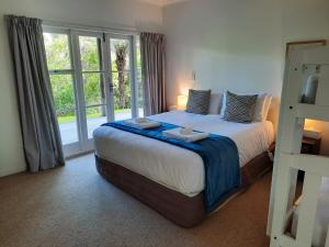 Postel nebo postele na pokoji v ubytování The Waiheke Lodge