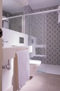 uma casa de banho com um WC, um lavatório e um chuveiro em La Mina Hostal Boutique em Conil de la Frontera