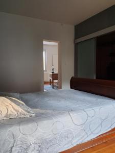 ein leeres Schlafzimmer mit einem großen Bett darin in der Unterkunft Gite Ardennes in Deville