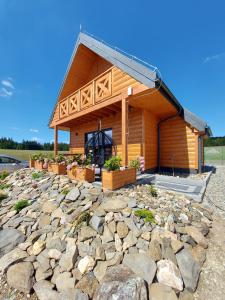 Cabaña de madera con un gran patio de piedra en Osada Orlica 2 en Lasowka