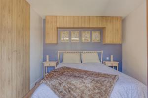 Rare ! Appartement rénové dans le village piéton de Megève في ميجيف: غرفة نوم بسرير كبير وطاولتين