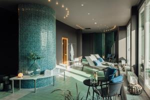 a living room with a blue brick wall at Townhouse Stadt Hamburg Wismar in Wismar