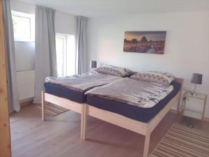 a bedroom with a bed in a room at -Klärchen- die gemütliche 2P Ferienwohnung in Gedelitz, Wendland Elbe in Trebel