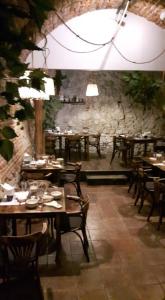 Reštaurácia alebo iné gastronomické zariadenie v ubytovaní Hotel Rezydent