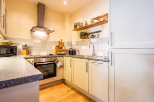 A kitchen or kitchenette at Buxton centre cosy cottage with free secure parking