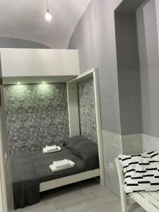 Freddy’s house في نابولي: غرفة نوم بسرير مع جدار عاكس