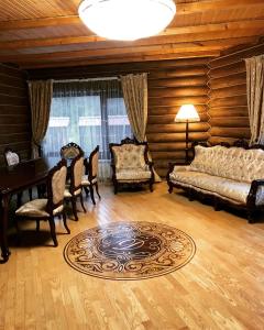 een woonkamer met een bank en een tafel en stoelen bij Darino in Rodnikovka