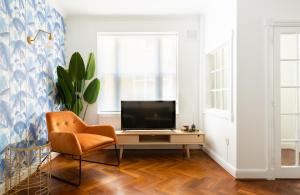 The Victoria Gardens - Bright & Modern 2BDR next to Victoria Station