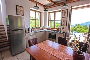 Una cocina o cocineta en Villa Bazjaki - Beautiful stone villa in Istria with private pool