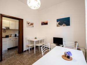 uma cozinha e sala de jantar com mesa e cadeiras em Casa Mafalda - Rooms, friends and more AFFITTACAMERE - GUEST HOUSE em Senigallia