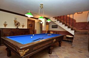 un tavolo da biliardo in una stanza con scala di Luxury Villa with pool by Varental a Melezzole