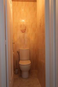Appartement avec vue mer sur la Promenade des Anglais في نيس: حمام مع مرحاض في غرفة صغيرة