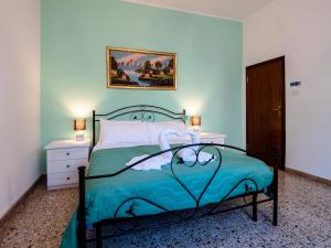 una camera con letto e piumone verde di Casa Mafalda - Rooms, friends and more AFFITTACAMERE - GUEST HOUSE a Senigallia
