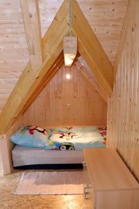 アイベンシュトックにある4 Sterne Ferienhaus Habakuk Eibenstockの木製の屋根裏部屋