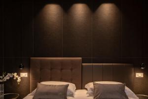 Postel nebo postele na pokoji v ubytování Astoria Boutique Apartments + 15 fotografií