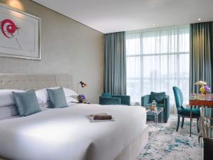een hotelkamer met een groot bed en een bureau bij The g Hotel in Galway