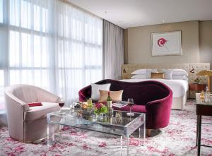 um quarto de hotel com um sofá e uma cama em The g Hotel em Galway