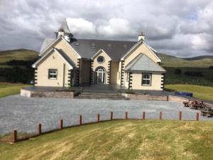 CarsphairnにあるCumnock Knowes Holiday Retreatの大白い家 +1枚の写真