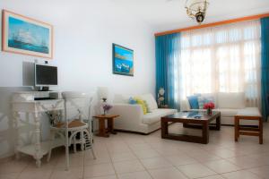 TV a/nebo společenská místnost v ubytování Hotel Charissi