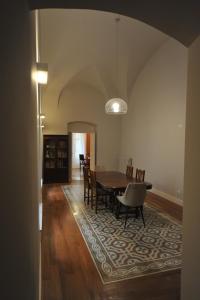 ein Esszimmer mit einem Tisch und Stühlen in der Unterkunft Palazzo Ietri Corso Vittorio Emanuele ROOMS in Bari