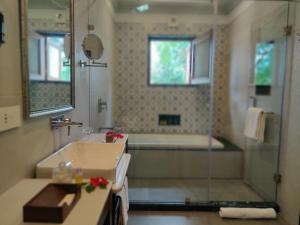 Koupelna v ubytování Samode Bagh