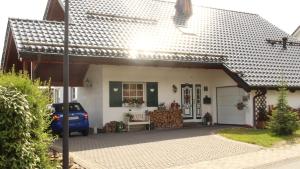 een huis met een auto ervoor geparkeerd bij Ferienwohnung Haus Nadja in Winterberg