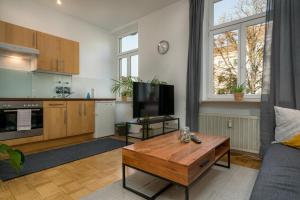 - un salon avec un canapé et une table dans l'établissement CASSEL LOFTS - Gemütliche Wohnung in zentraler Lage im Vorderen Westen, à Cassel